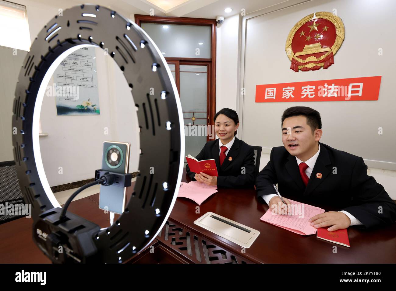 ZAOZHUANG, CHINE - 4 DÉCEMBRE 2022 - deux juges font la promotion de la connaissance constitutionnelle auprès des téléspectateurs lors d'une émission en ligne au quartier populaire de Shizhong Banque D'Images