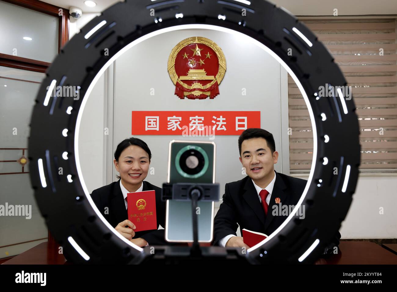 ZAOZHUANG, CHINE - 4 DÉCEMBRE 2022 - deux juges font la promotion de la connaissance constitutionnelle auprès des téléspectateurs lors d'une émission en ligne au quartier populaire de Shizhong Banque D'Images