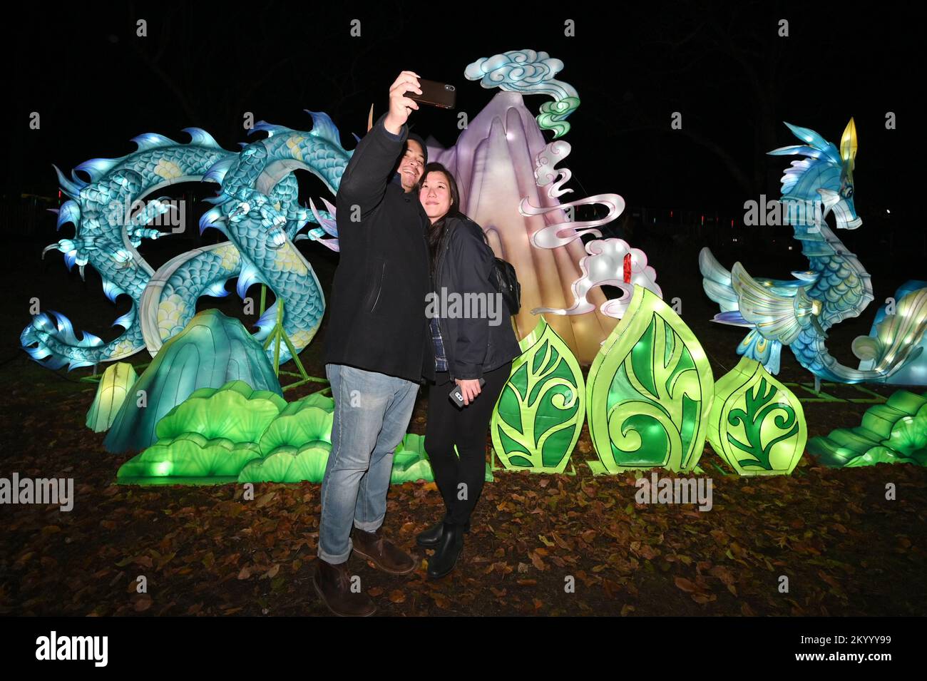 New York, États-Unis. 02nd décembre 2022. Devin Figaro et Alice Yoh prennent un selfie devant des sculptures de lanternes illuminées pendant qu'ils assistent au festival des lanternes d'hiver de New York au musée de la ferme du comté de Queens, dans le quartier de Queens à New York, NY, 2 décembre 2022. (Photo par Anthony Behar/Sipa USA) crédit: SIPA USA/Alay Live News Banque D'Images