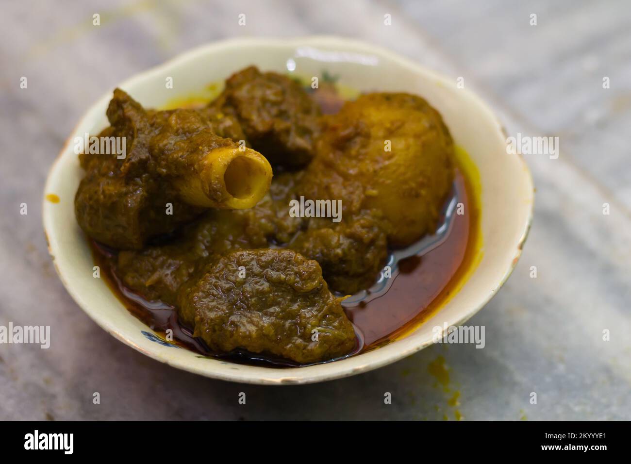 curry de mouton et pomme de terre servis dans un bol. le plat cuit dans le style indien traditionnel. sauce rouge épicée et pomme de terre sont accompagnés.photo prise avec le séle Banque D'Images