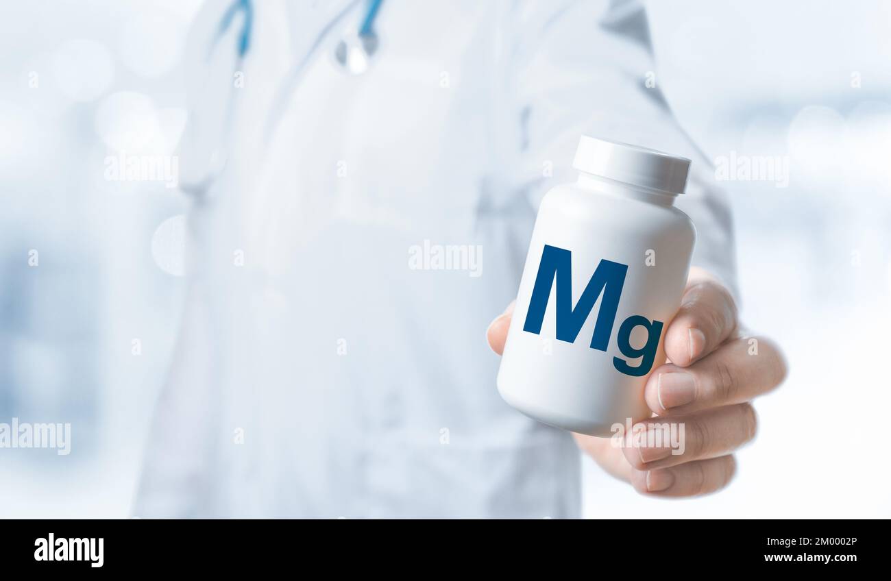 Magnésium, mg. Suppléments mg pour la santé humaine. Le médecin recommande de prendre du magnésium. Le docteur donne de la vitamine de magnésium. Vitamines et minéraux essentiels pour Banque D'Images