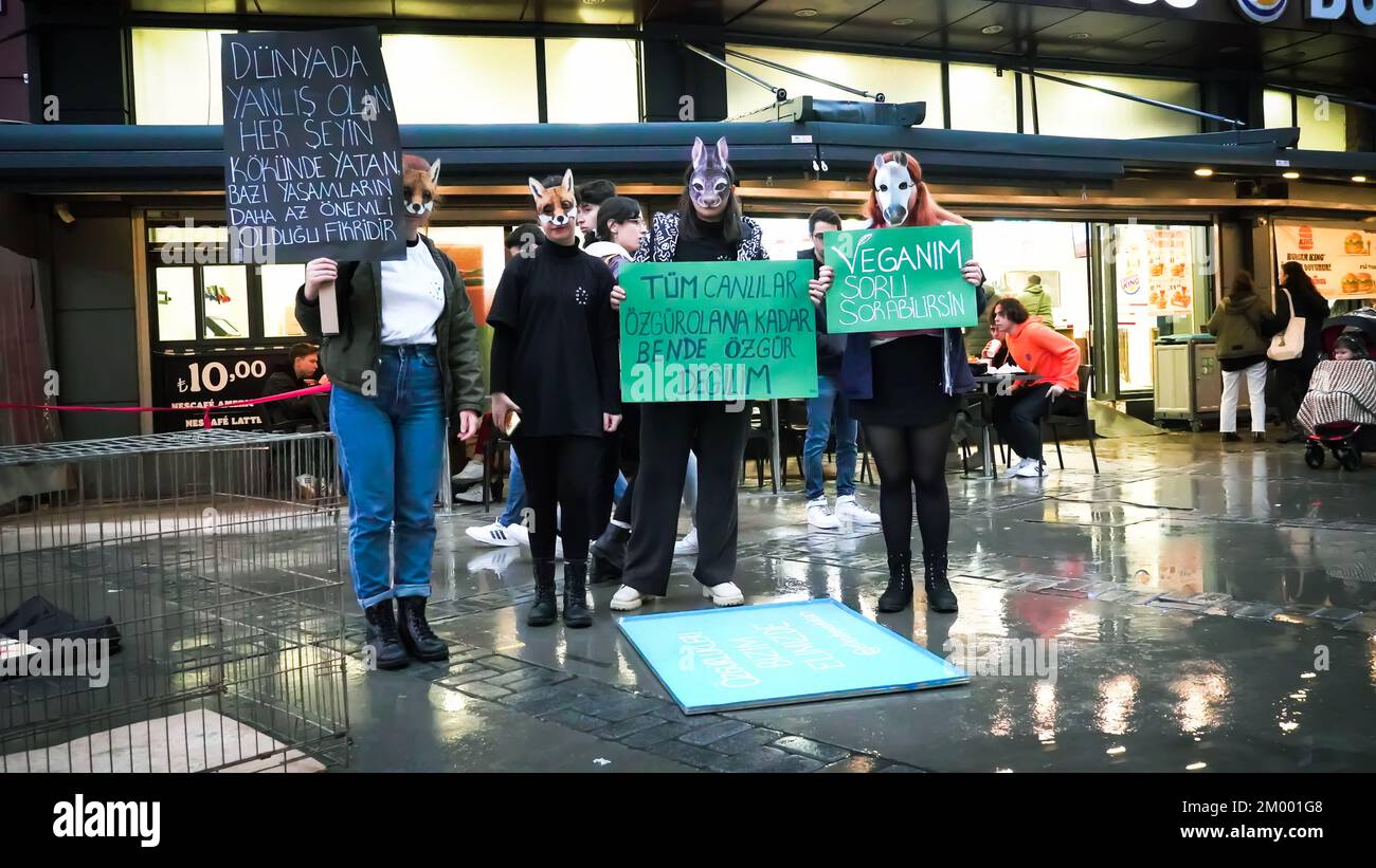 Izmir, Turquie. 02nd décembre 2022. Afalina, un groupe de défense des droits des animaux végétaliens, qui s'est réuni pour être une voix pour la liberté des animaux en captivité, a protesté contre l'esclavage des animaux avec la performance de la cage et a répondu aux questions de la foule curieuse sur le mode de vie des légumes. (Photo par Idil Toffolo/Pacific Press) crédit: Pacific Press Media production Corp./Alay Live News Banque D'Images