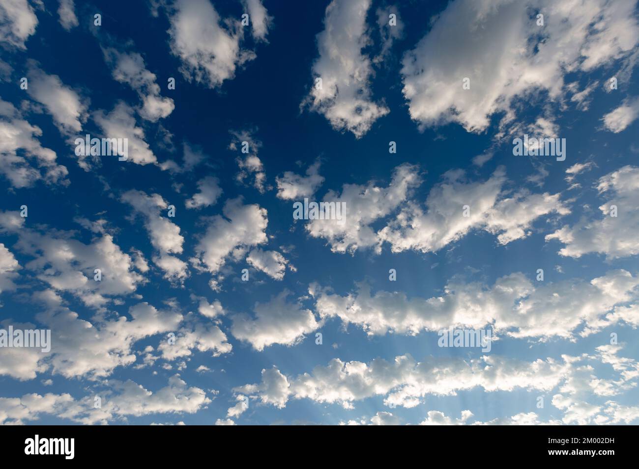 Fond bleu ciel et nuages blanc sur un ciel magnifique jour de lumière Banque D'Images