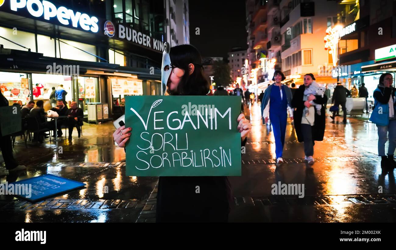 Izmir, Turquie, Turquie. 2nd décembre 2022. Afalina, un groupe de défense des droits des animaux végétaliens, qui s'est réuni pour être une voix pour la liberté des animaux en captivité, a protesté contre l'esclavage des animaux avec la performance de la cage et a répondu aux questions de la foule curieuse sur le mode de vie des légumes. (Credit image: © Dil Toffolo/Pacific Press via ZUMA Press Wire) Banque D'Images