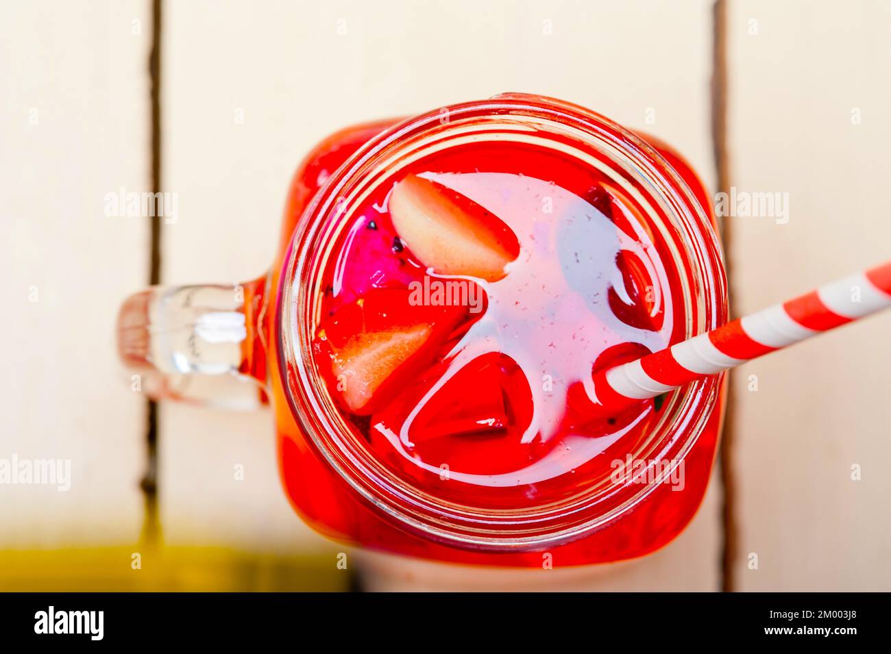 Punch de fruits frais boisson rafraîchissante d'été sur table en bois rustique blanc Banque D'Images