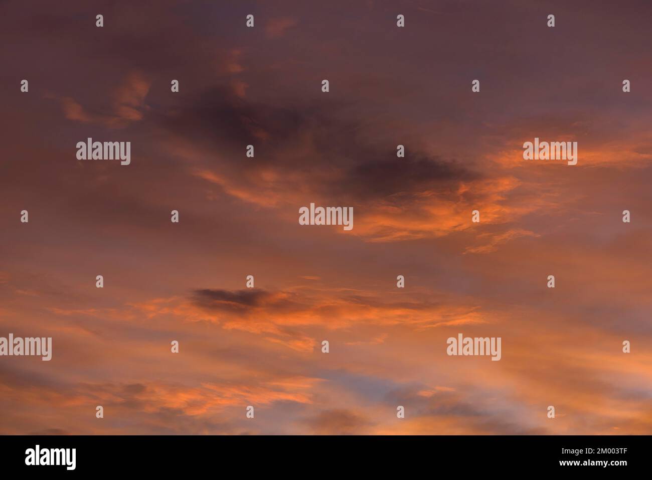 Roite ciel nuageux dans la soirée, Bavière, Allemagne, Europe Banque D'Images