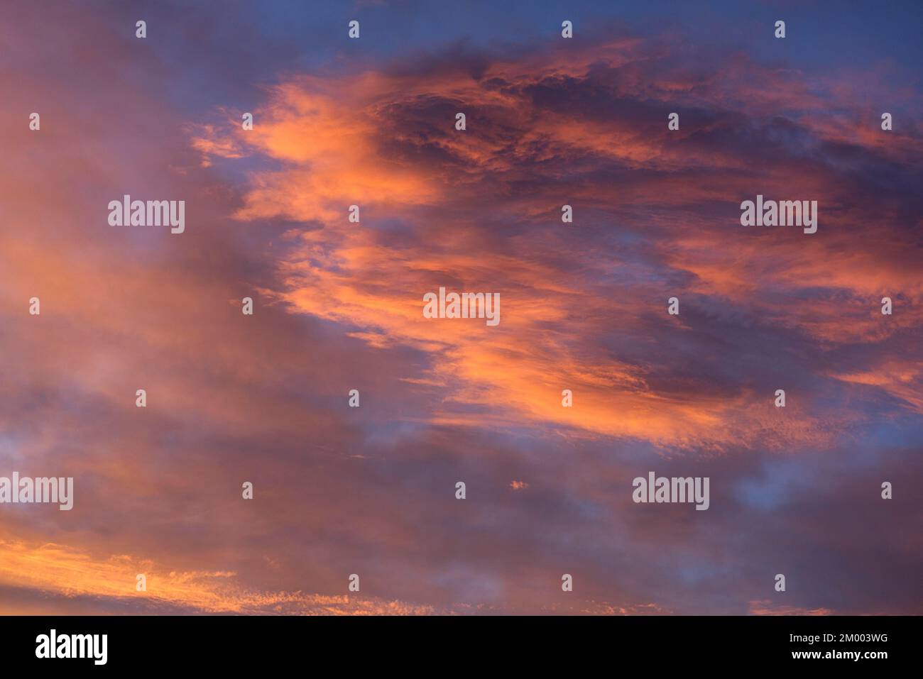 Roite ciel nuageux dans la soirée, Bavière, Allemagne, Europe Banque D'Images
