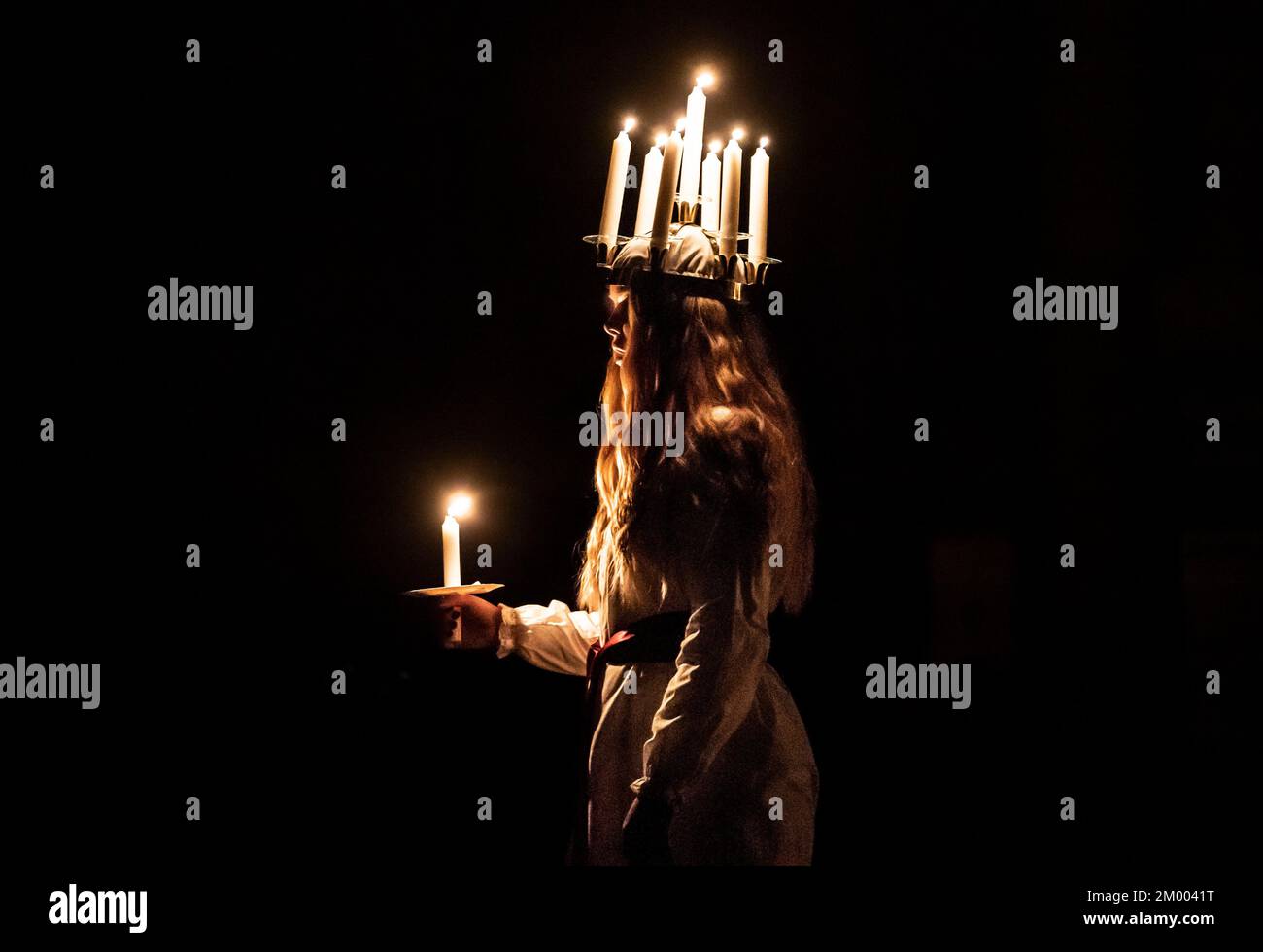 Clara Nordin porte une couronne de bougies symbolisant St Lucy alors qu'elle dirige la célébration de Sankta Lucia, basée sur la bravoure et le martyre d'une jeune fille sicilienne St Lucy qui est décédée au début du quatrième siècle, pendant le Festival de lumière à York Minster. Date de la photo: Vendredi 2 décembre 2022. Banque D'Images