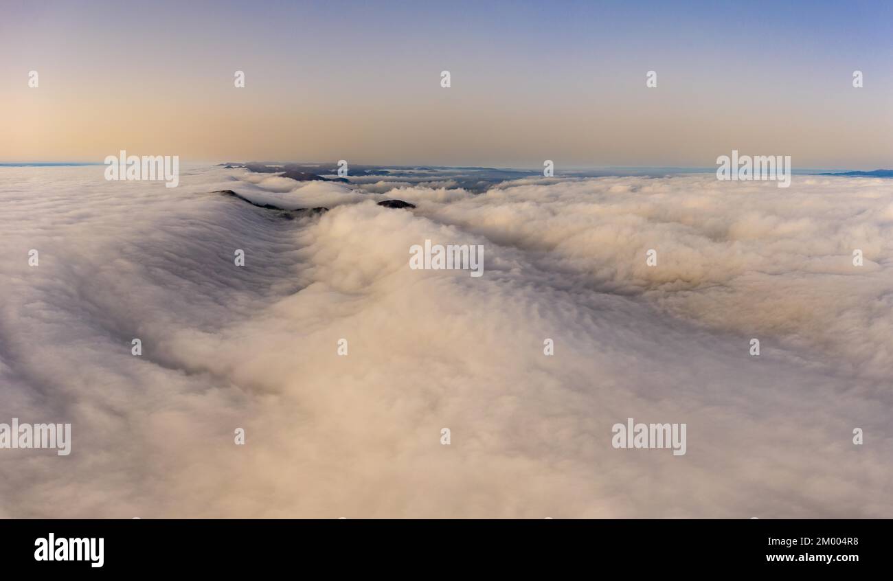 Vue aérienne sur la mer de brouillard dans le plateau central avec la poussière du Sahara dans l'air, canton d'Argau, Suisse, Europe Banque D'Images