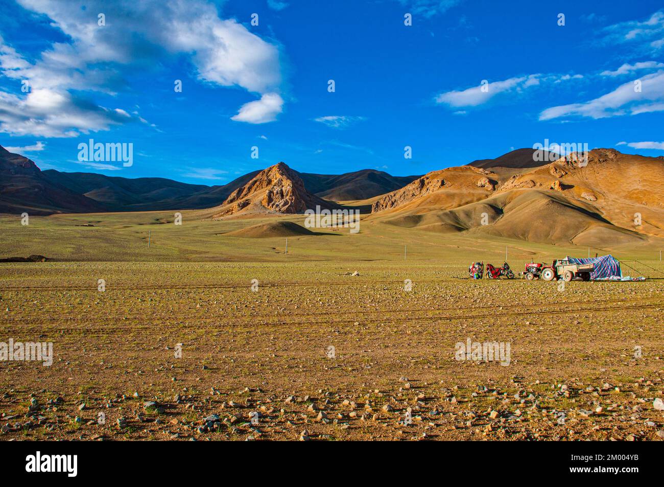 Paysage montagneux de ladnscape le long de la route d'Ali et Gerze, Tibet occidental, Asie Banque D'Images