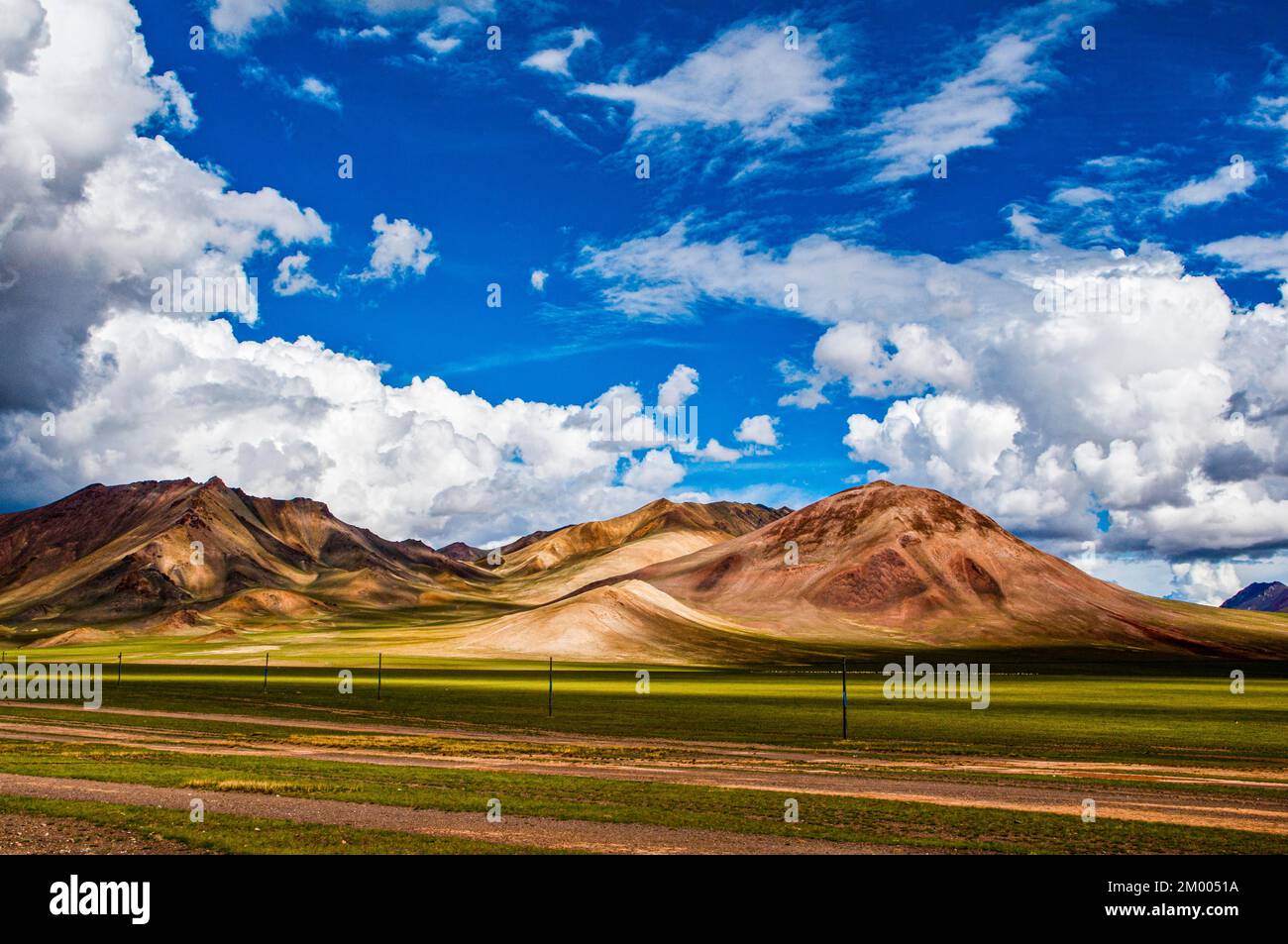 Paysage montagneux de ladnscape le long de la route d'Ali et Gerze, Tibet occidental, Asie Banque D'Images