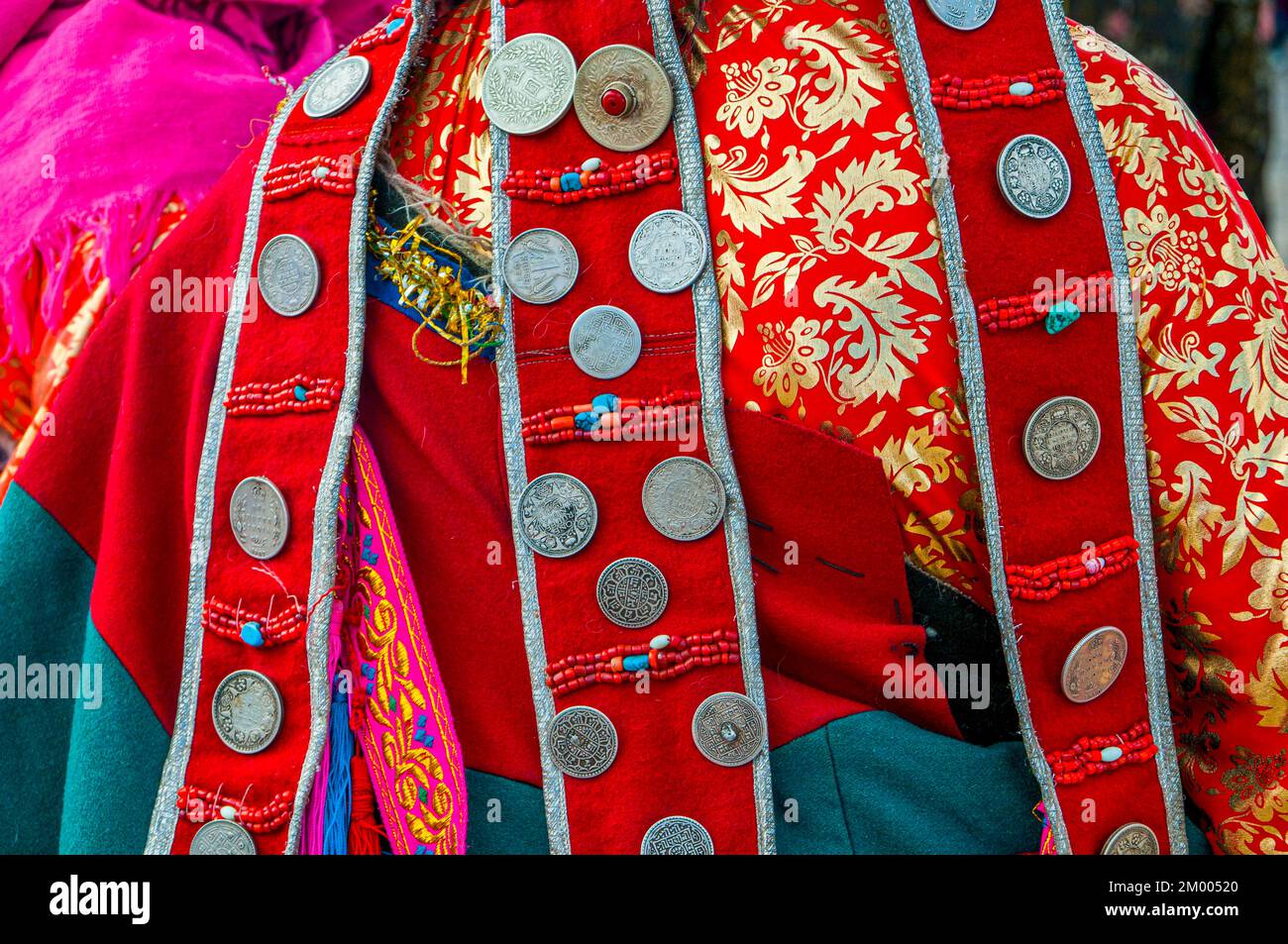 Gros plan des vêtements traditionnels sur le festival des tribus à Gerze Tibet occidental, Asie Banque D'Images