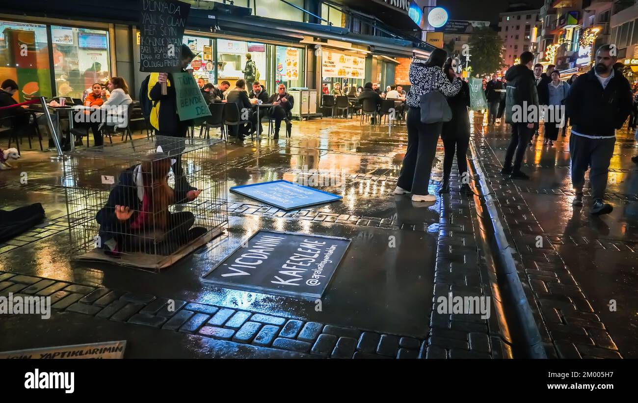 Izmir, Turquie, Turquie. 2nd décembre 2022. Afalina, un groupe de défense des droits des animaux végétaliens, qui s'est réuni pour être une voix pour la liberté des animaux en captivité, a protesté contre l'esclavage des animaux avec la performance de la cage et a répondu aux questions de la foule curieuse sur le mode de vie des légumes. (Credit image: © Dil Toffolo/Pacific Press via ZUMA Press Wire) Banque D'Images