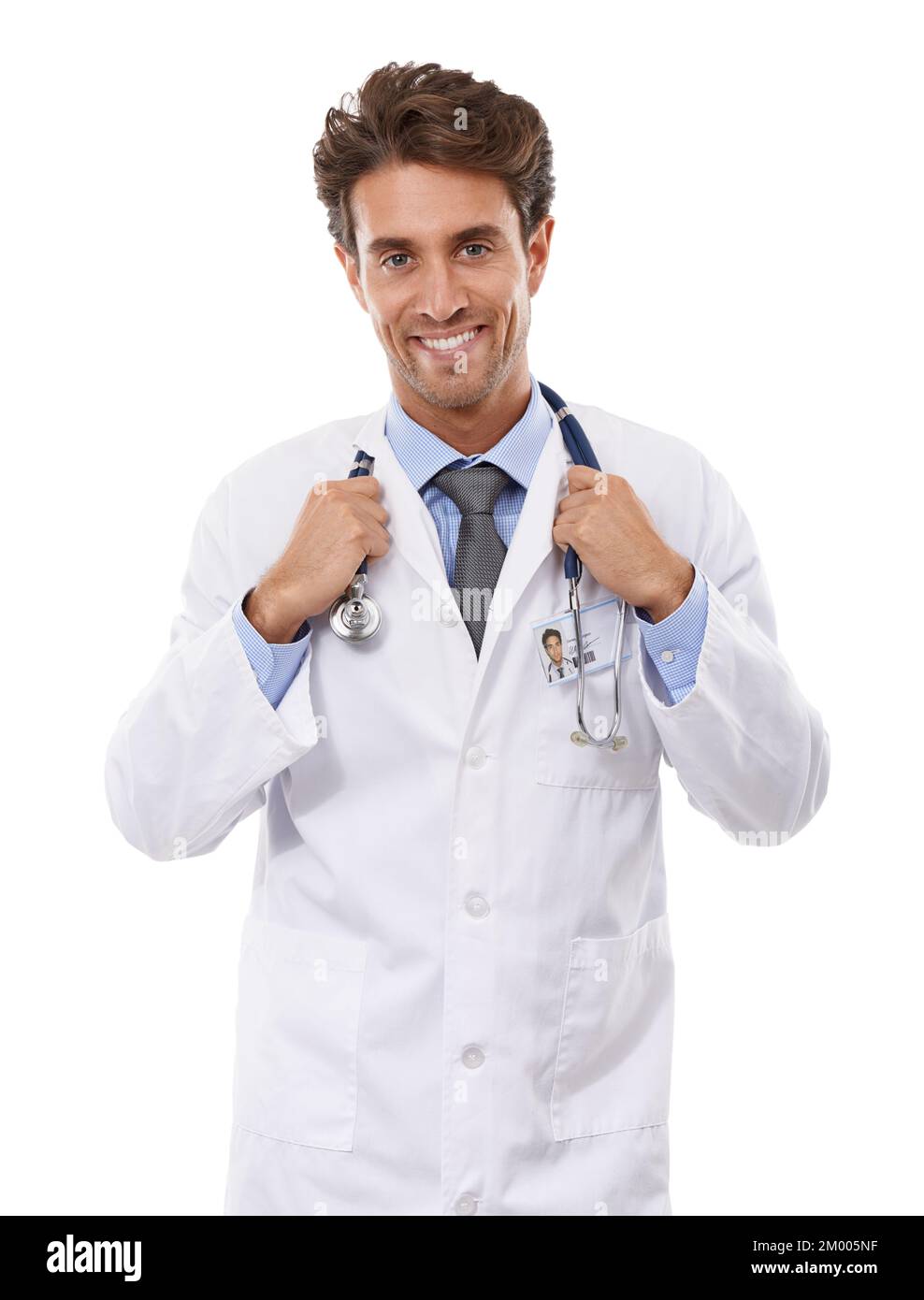 Il inspire confiance. Studio portrait d'un beau jeune médecin isolé sur blanc. Banque D'Images