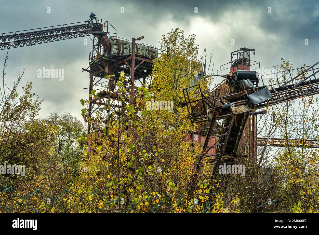 Tapis transporteurs, machines et installations minières avec d'énormes rouleaux transporteurs et structures de tours d'une carrière à ciel ouvert. Abruzzes, Italie, Europe Banque D'Images