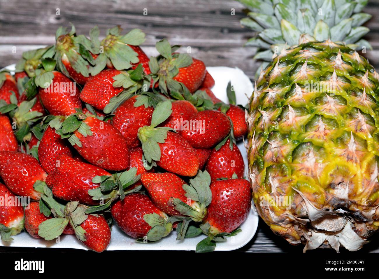 Fruit frais de fraises, la fraise de jardin est une espèce hybride très cultivée du genre Fragaria ananassa et de la pomme de terre (Ananas comosus) tropica Banque D'Images