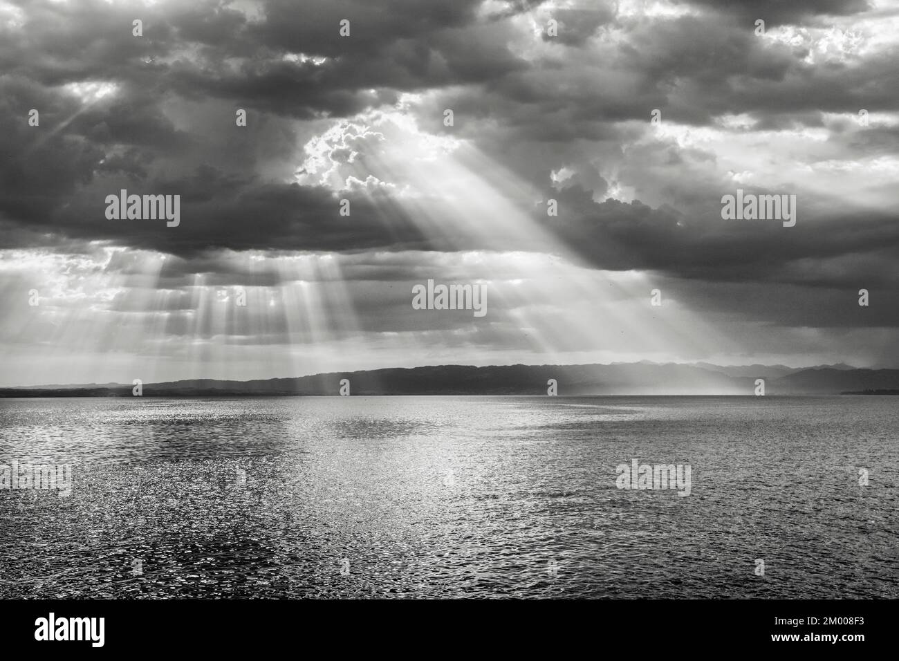 Effet de Tyndall sur le lac de Constance, les rayons du soleil se brisent à travers le ciel nuageux et se réfléchissent sur l'eau, canton de Thrugau, Suisse, Europe Banque D'Images