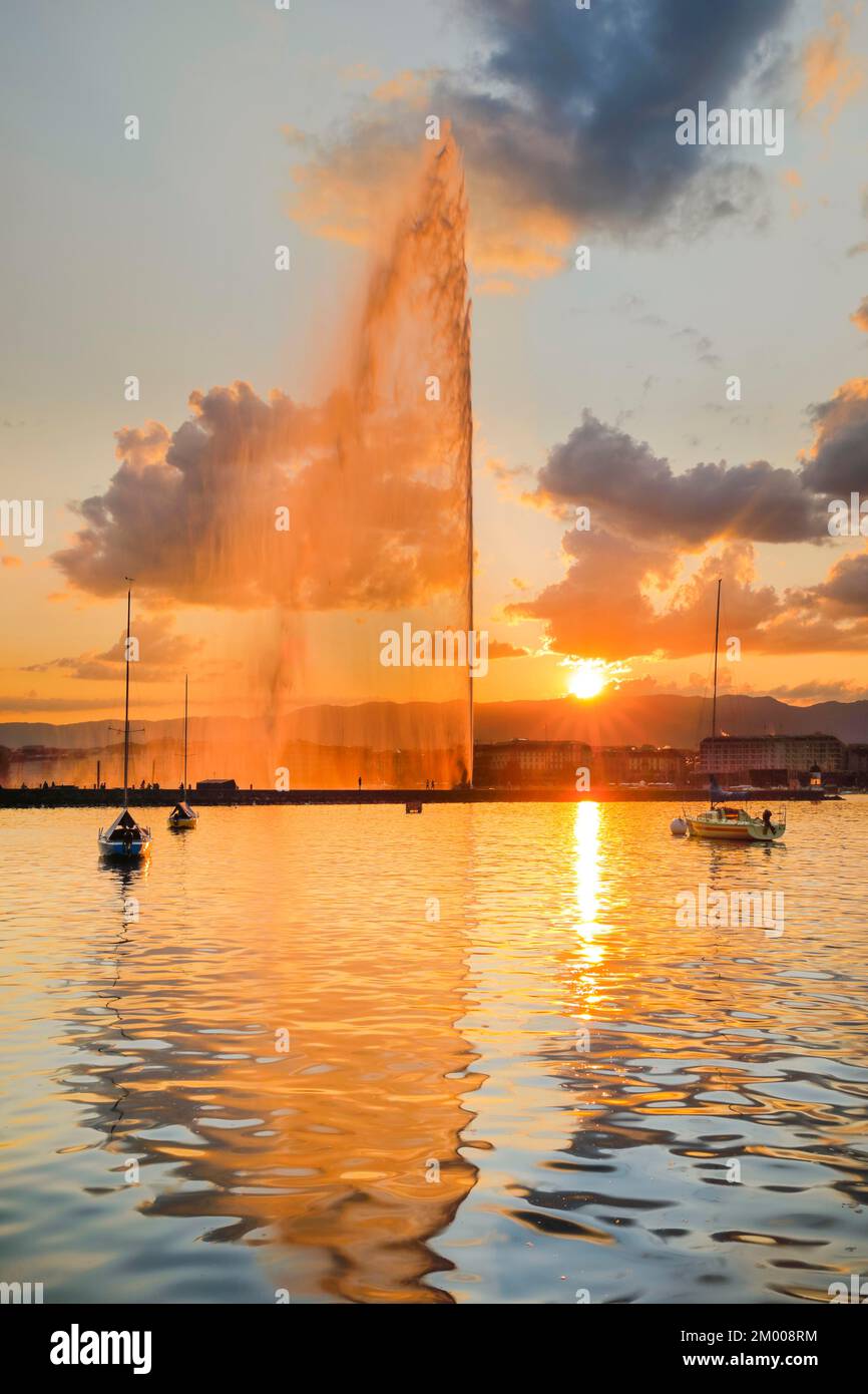 Le Jet deau, rétroéclairé au coucher du soleil, point de repère dans le bassin du port de Genève, canton de Genève, Suisse, Europe Banque D'Images