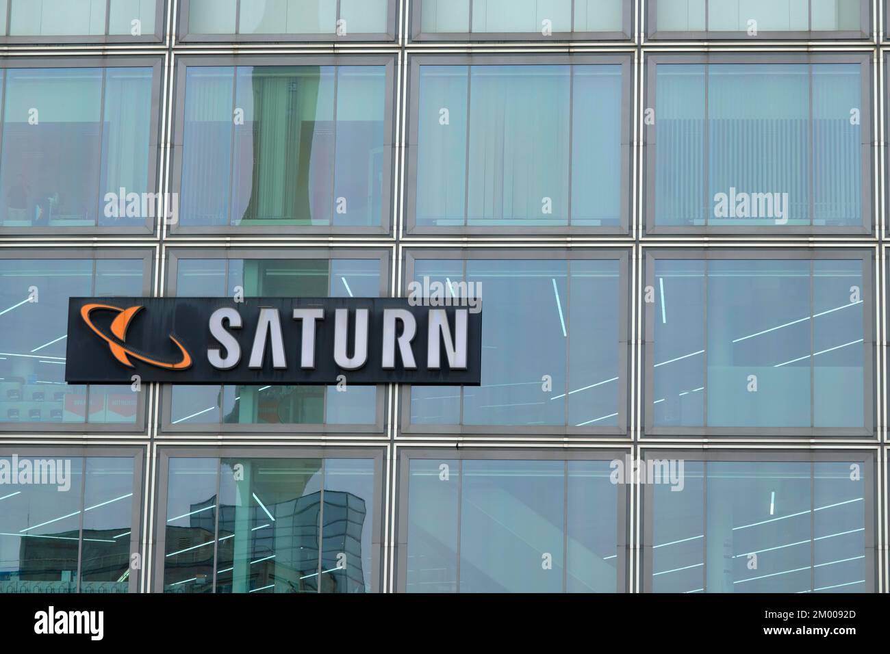 Façade en verre avec logo Saturn, Alexanderplatz, Berlin, Allemagne, Europe Banque D'Images