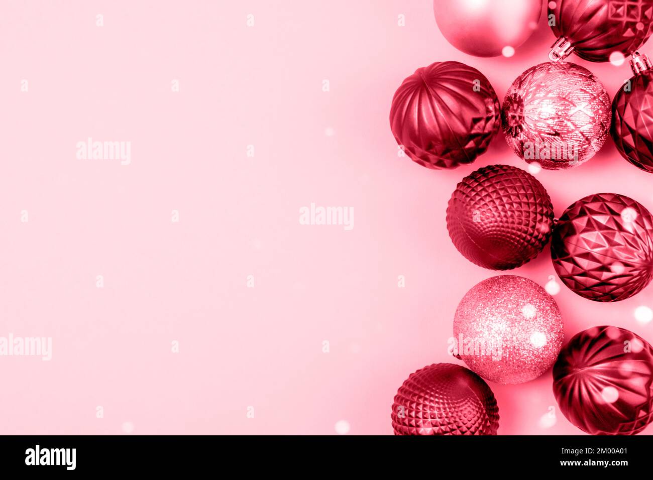 Boules de Noël scintillantes sur fond rose avec espace pour les copies. Vue de dessus, plan d'agencement. Banque D'Images