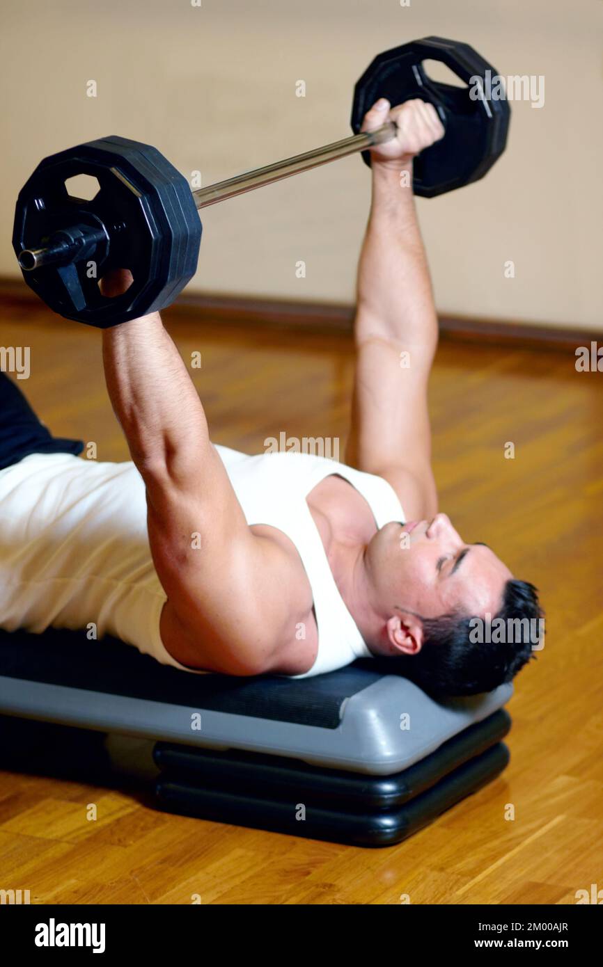 Garder ses noix de pécan en parfait état. Beau sportif homme à la salle de gym faisant des exercices. Banque D'Images