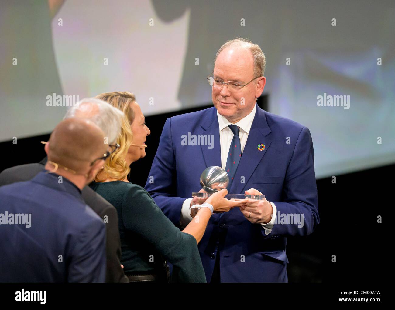 Le SD Prince Albert II de Monaco, lauréat d'un prix honorifique, reçoit son prix du Professeur Antje BOETIUS, Directeur de l'Institut Alfred Wegener, remise du Prix de développement durable allemand sur 2 décembre 2022 à Düsseldorf/Allemagne. Banque D'Images