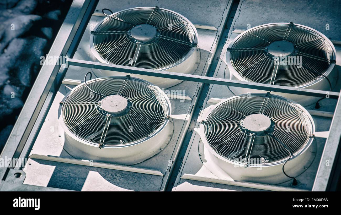 les ventilateurs blancs de la pompe à chaleur du climatiseur ventilez les séparateurs de toit