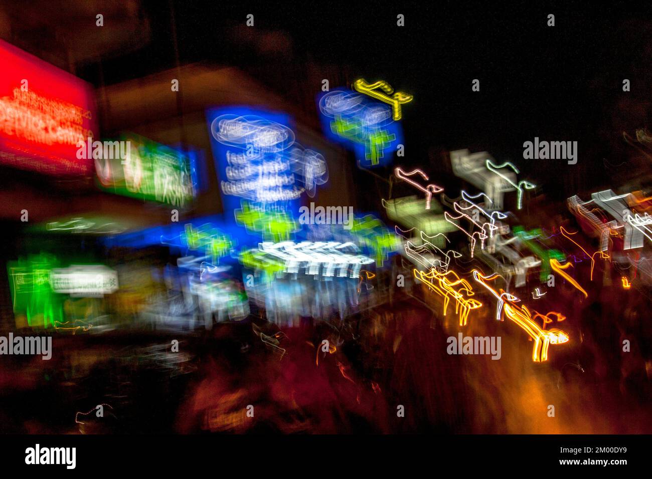 Feux de nuit dans les rues de Chiang Mai, Thaïlande. Banque D'Images