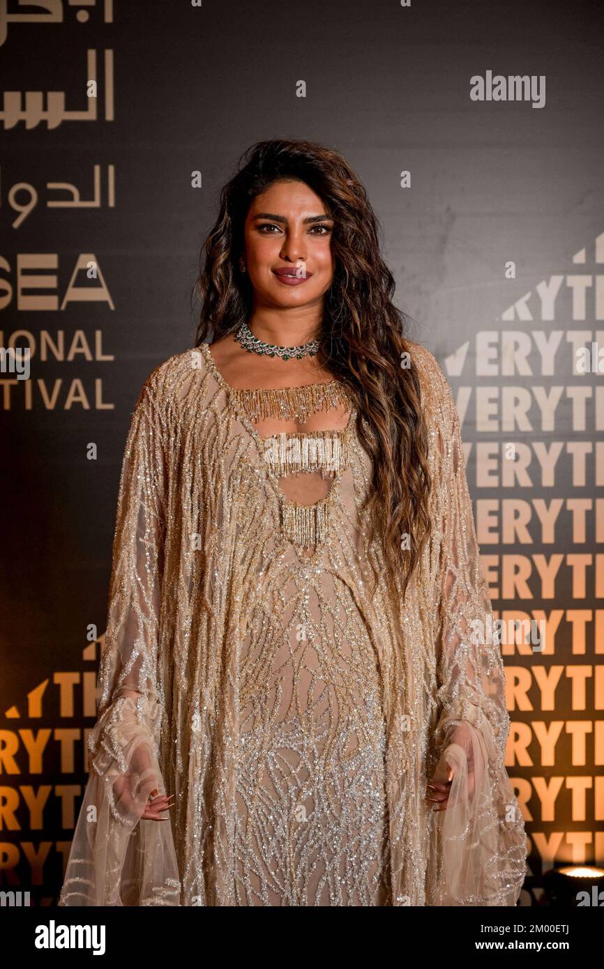L'actrice indienne Priyanka Chopra marche le tapis rouge alors qu'elle arrive à la cérémonie d'ouverture du Festival du film de la mer Rouge 2nd, à Djeddah, en Arabie Saoudite, sur 1 décembre 2022. Photo de Balkis Press/ABACAPRESS.COM Banque D'Images