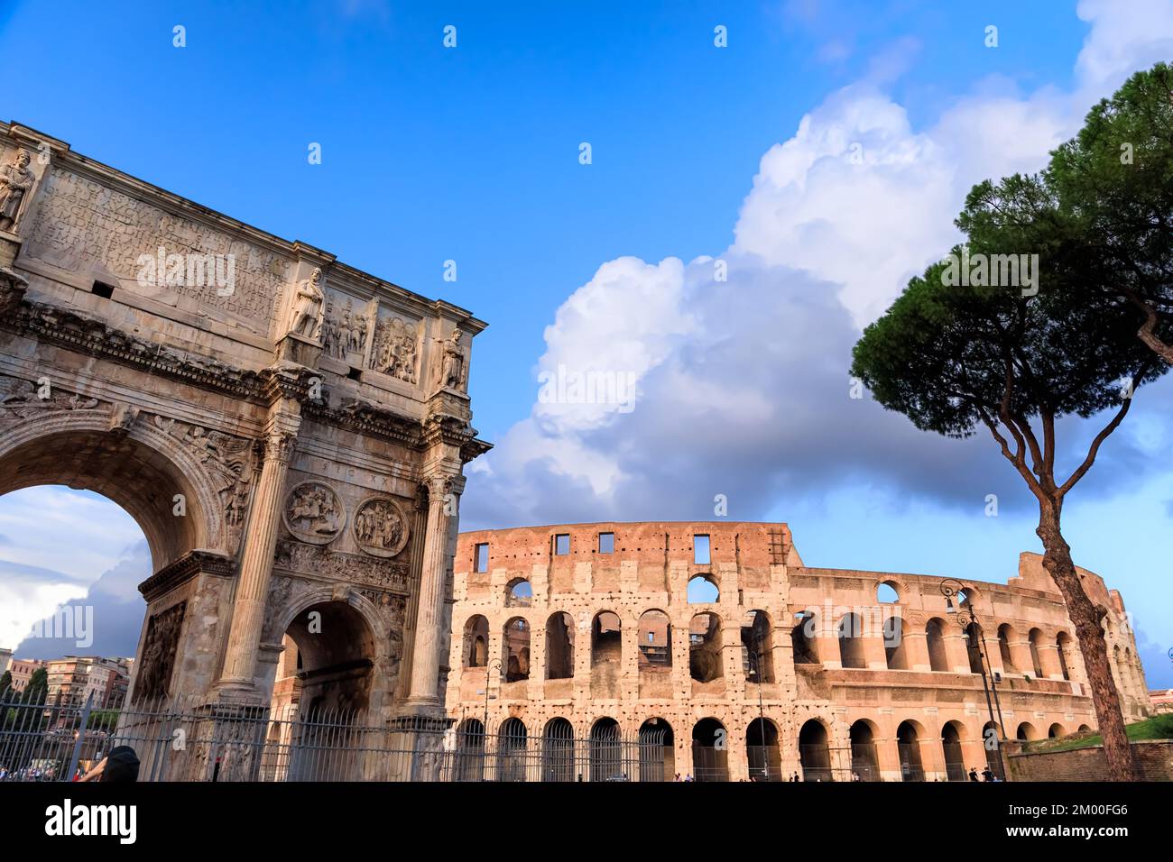 L'Arc de Constantine et le Colisée à Rome, Italie. Banque D'Images