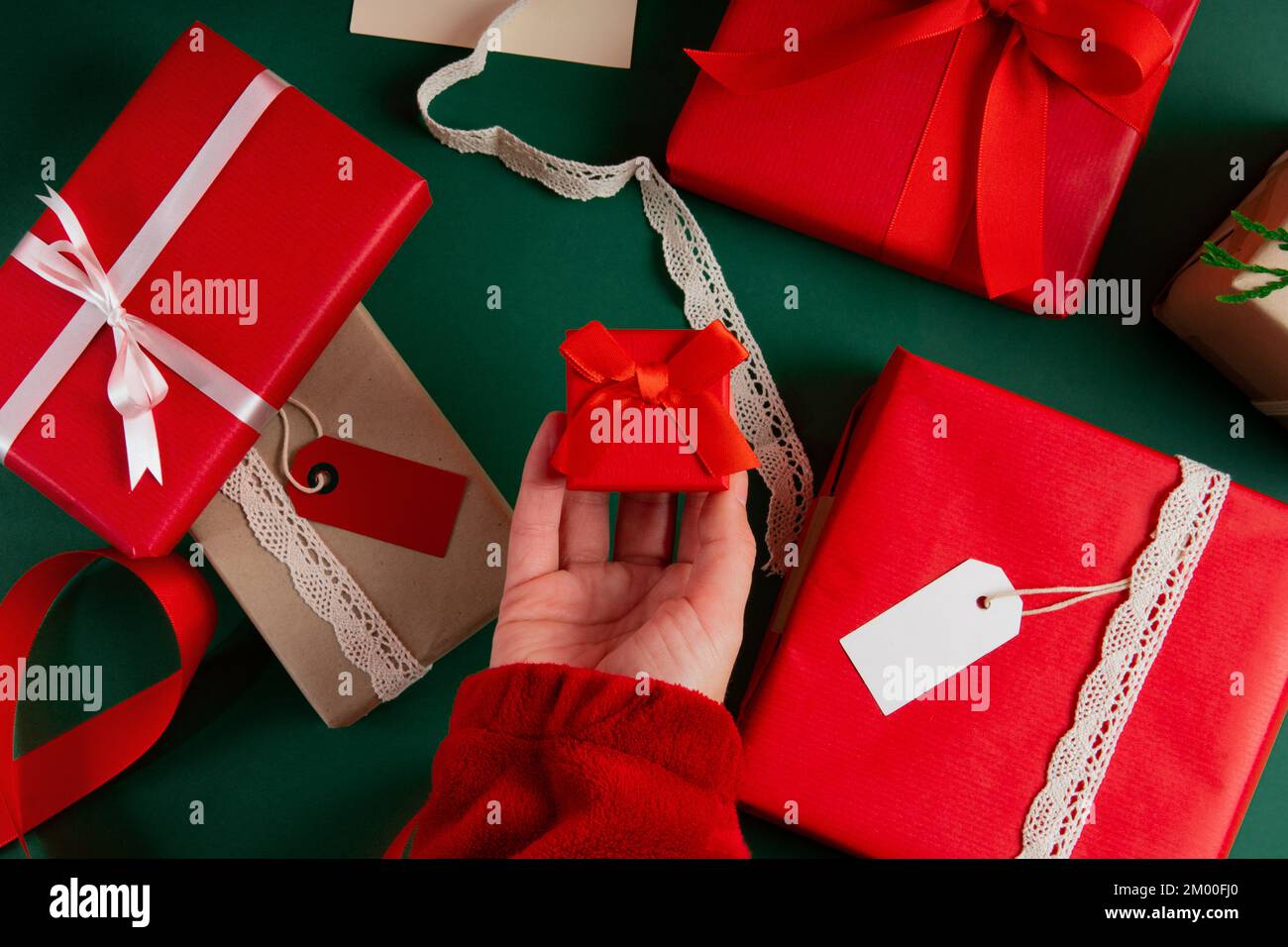 Directement au-dessus de la main de la femme tenant une boîte à anneaux avec des cadeaux pour la Saint-Valentin Banque D'Images