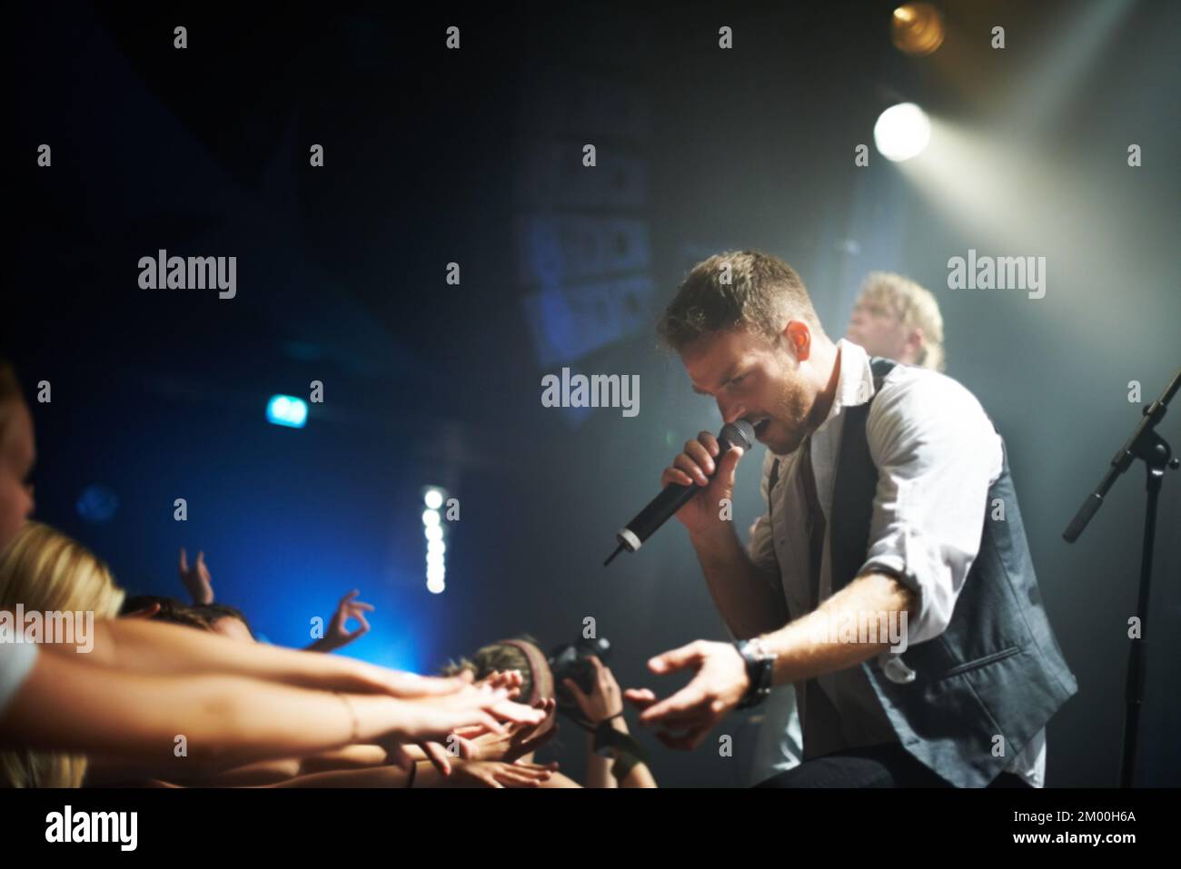 Musicien, chanteur et spectacle en concert avec de la musique et le public pour le festival de musique, spectacle en direct avec le groupe à l'événement. Artiste, festival à Las Banque D'Images