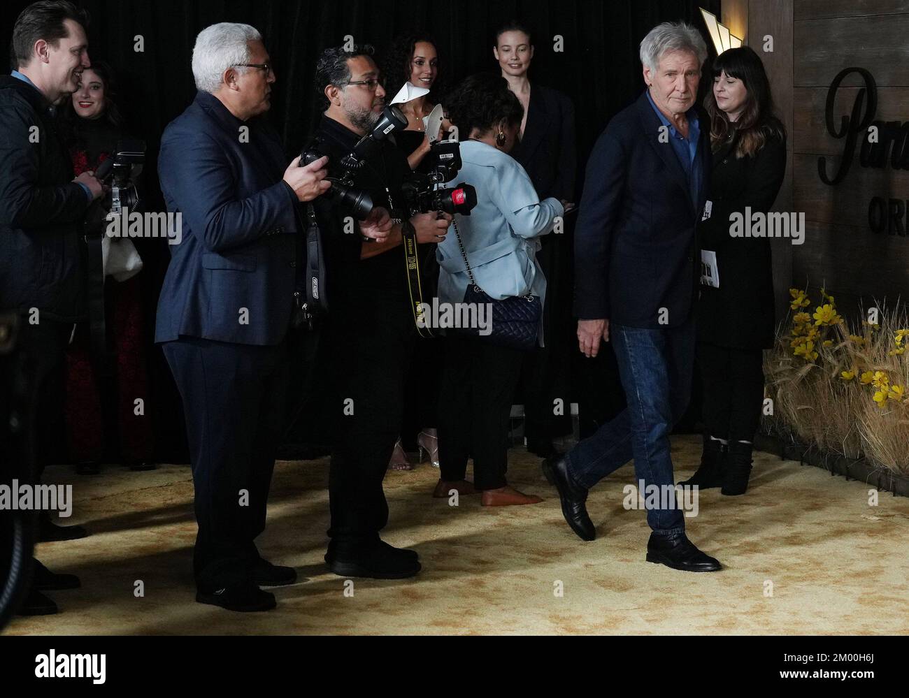 Los Angeles, États-Unis. 02nd décembre 2022. Harrison Ford arrive à la première de Paramount en 1923 tenue à la légion américaine d'Hollywood à Hollywood, CA le vendredi, ?2 décembre 2022. (Photo par Sthanlee B. Mirador/Sipa USA) crédit: SIPA USA/Alay Live News Banque D'Images