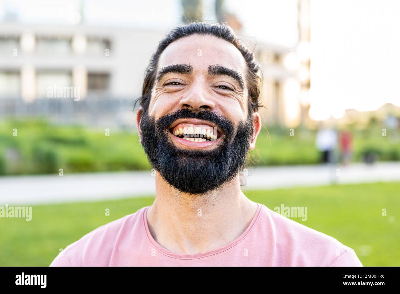 prise de vue d'un homme barbu hispanique souriant à l'appareil photo Banque D'Images