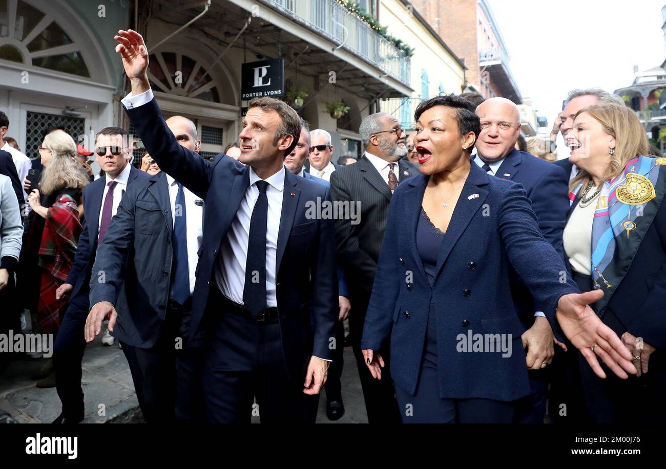 La Nouvelle-Orléans, États-Unis. 2nd décembre 2022. Le président français  Emmanuel Macron et sa première femme Brigitte Macron arrivent à la Nouvelle- Orléans, LA, aux États-Unis, accueillis par le maire de la ville, Lamoya