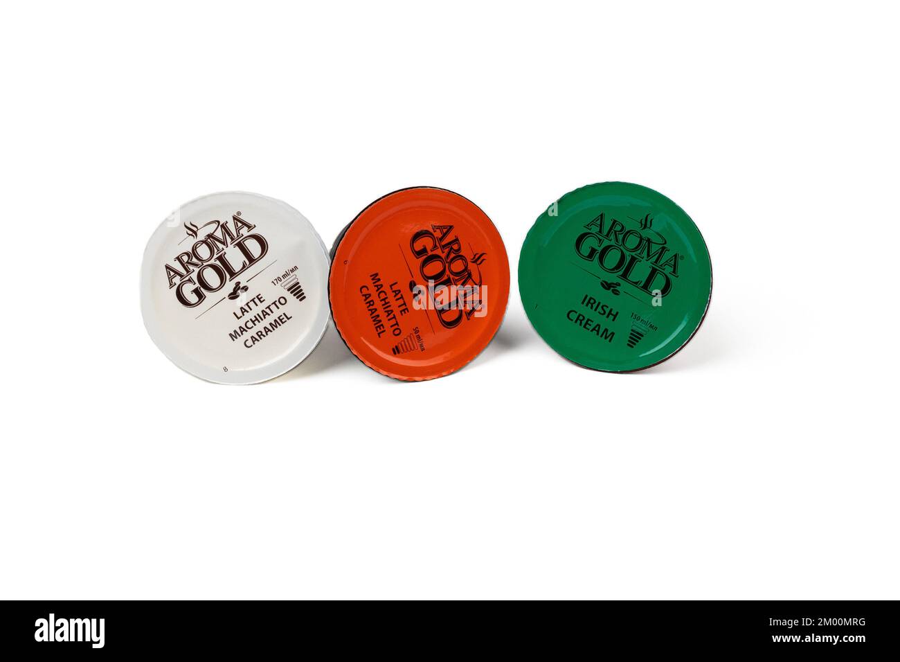 Jurmala, Lettonie - 11.19.2022: Café AROMA GOLD - crème irlandaise et latte macchiato caramel. Capsule à café pour Dolce Gusto. Isoler Banque D'Images