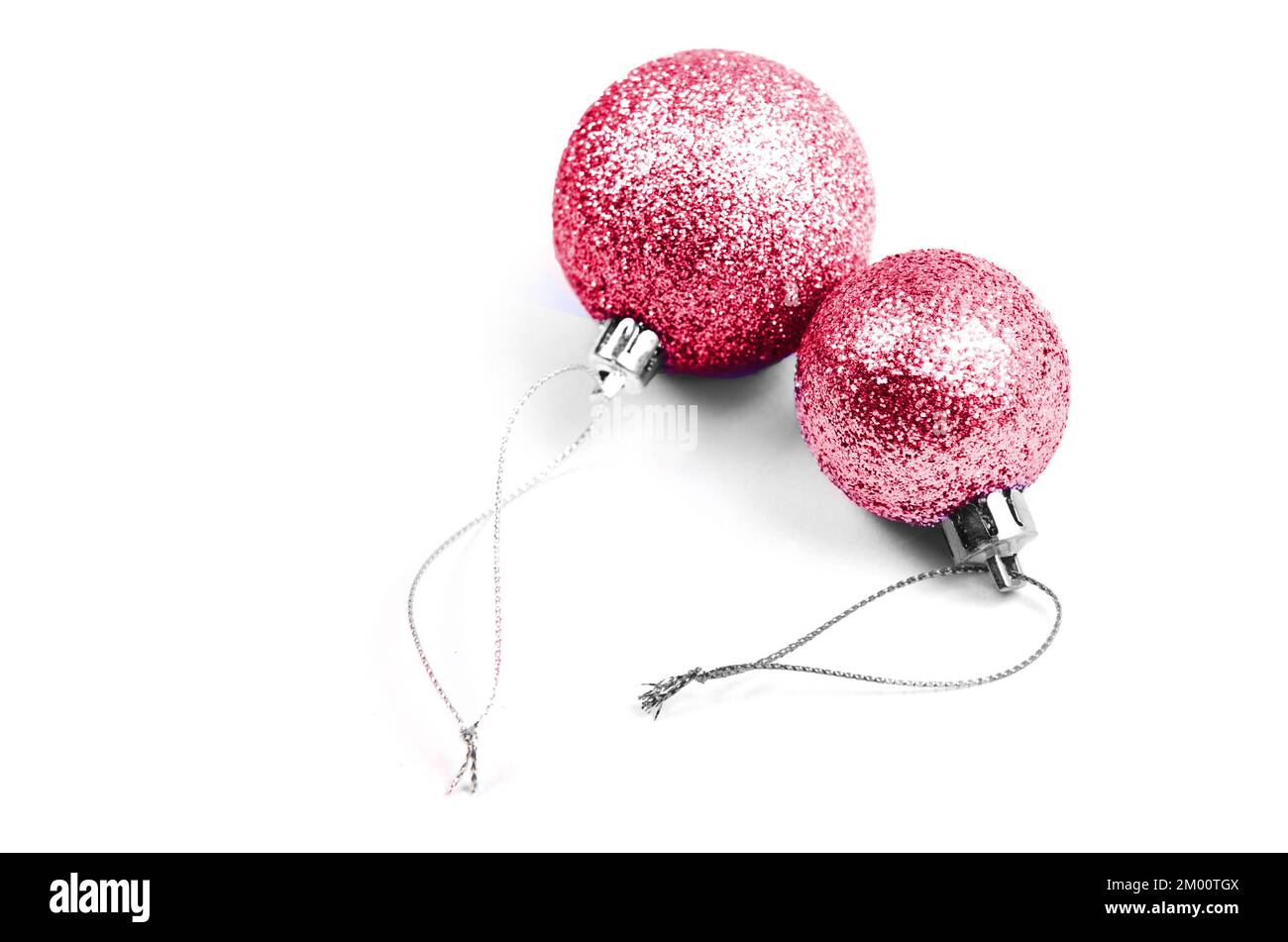 Couleur de l'année 2023. Viva Magenta. Jouets de Noël isolés sur fond blanc de couleur violette Banque D'Images