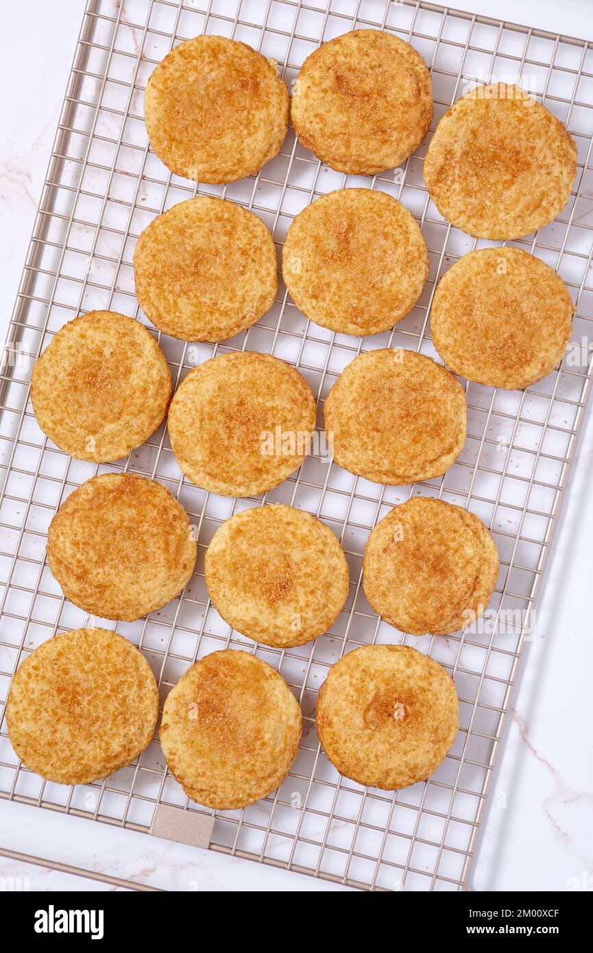 Vue en grand angle des biscuits snickerdoodle sur un rack de refroidissement Banque D'Images