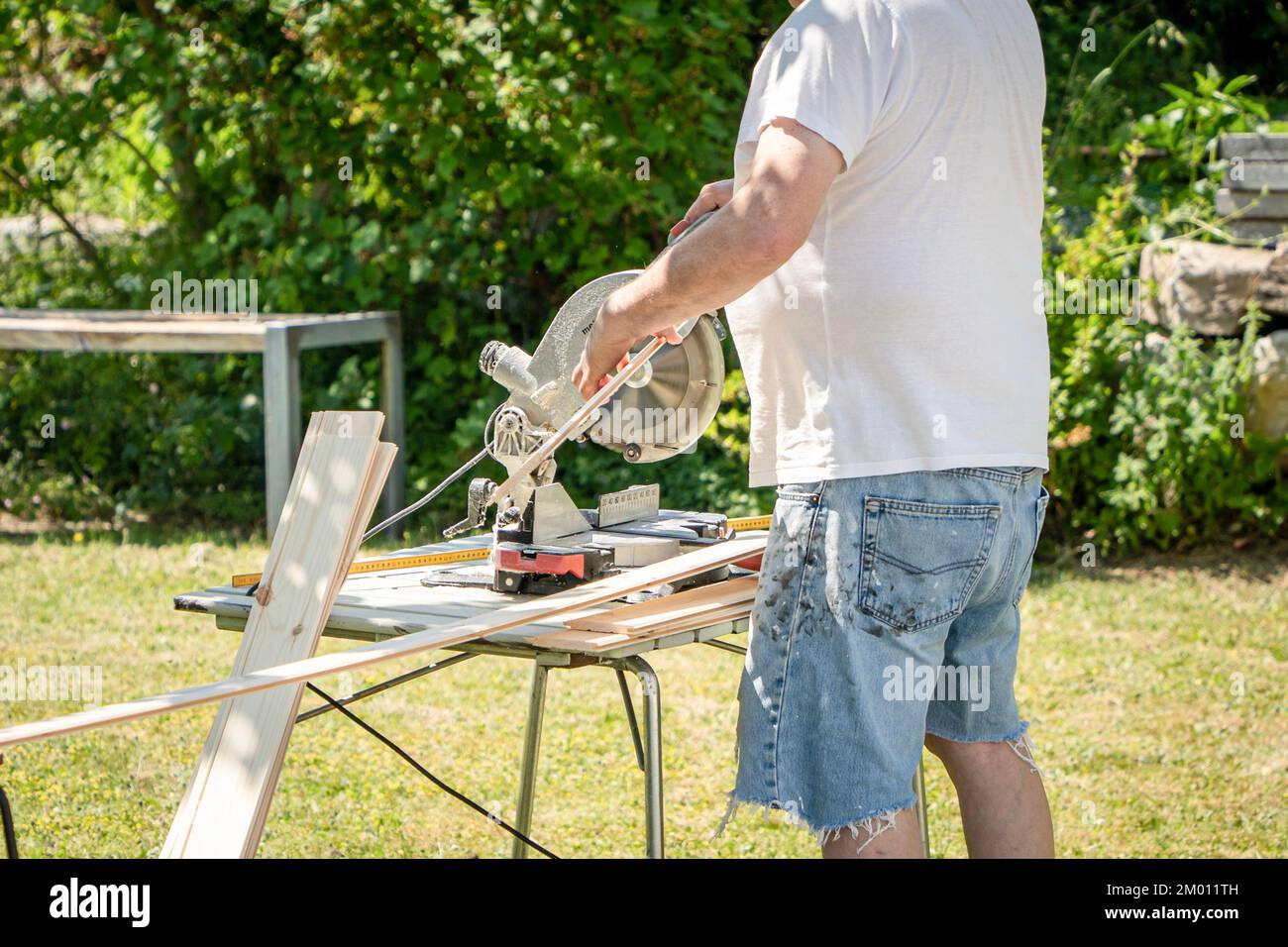 Image de l'homme en utilisant le cercle scie à l'extérieur de couper le bois pour le bricolage maison projet de passe-temps Banque D'Images