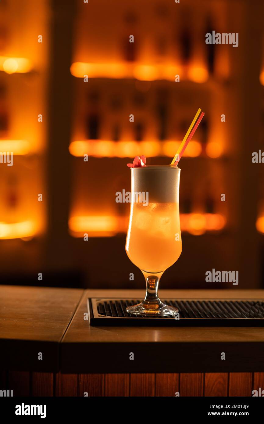 Cocktail Bellini au bar, lumière chaude. Gros plan. copier l'espace Banque D'Images