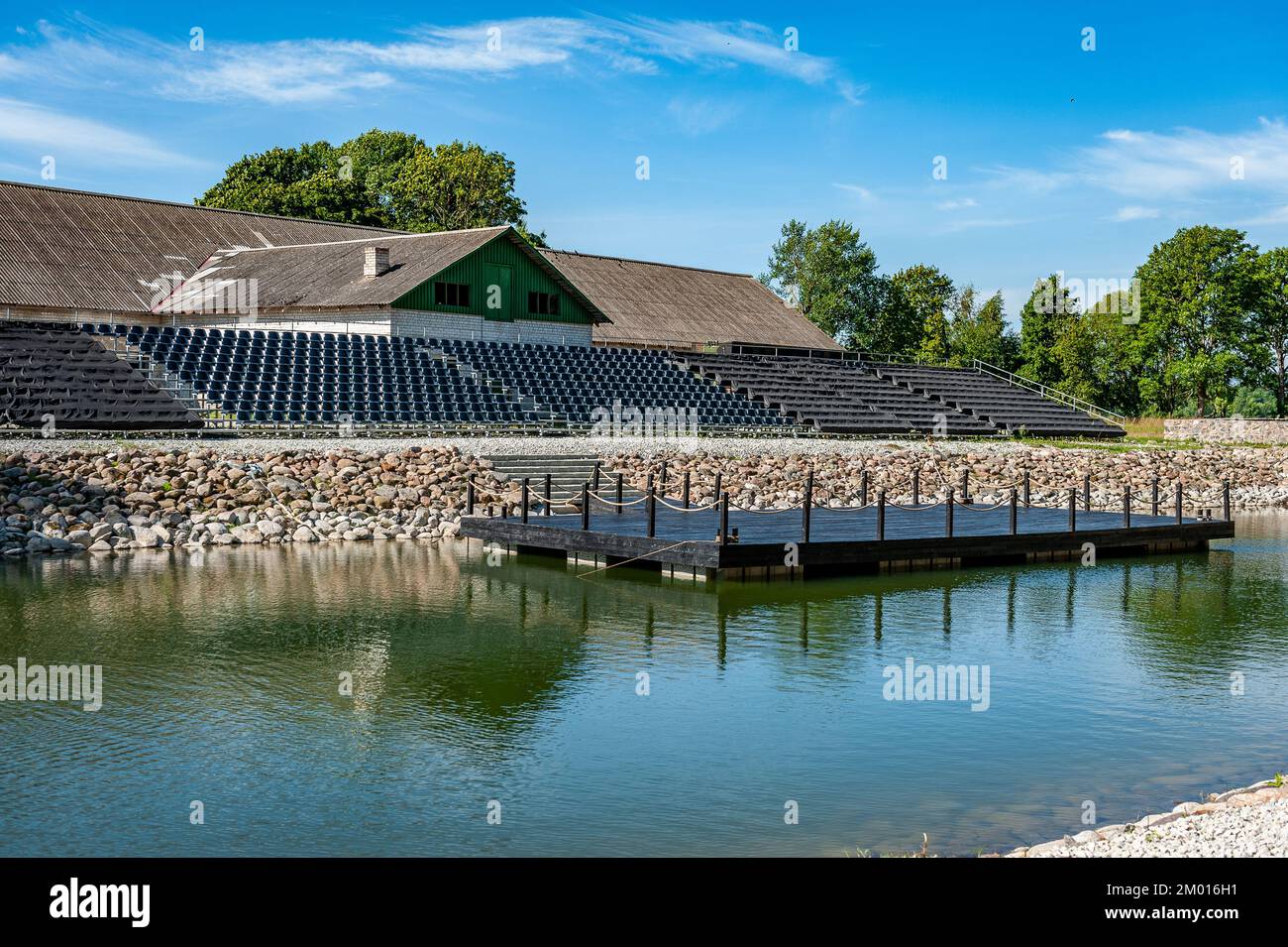 Salle de concert sous le ciel ouvert. La scène flottante sur l'étang. Estonie. Banque D'Images