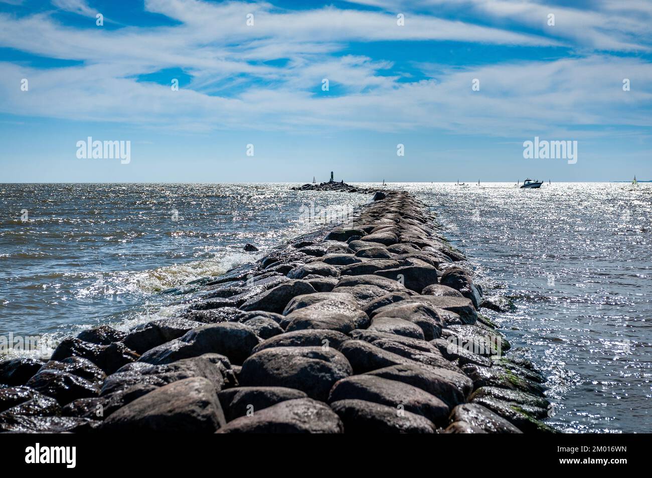 Barrage dans la mer. Jetée en pierre à Parnu, Estonie. Banque D'Images