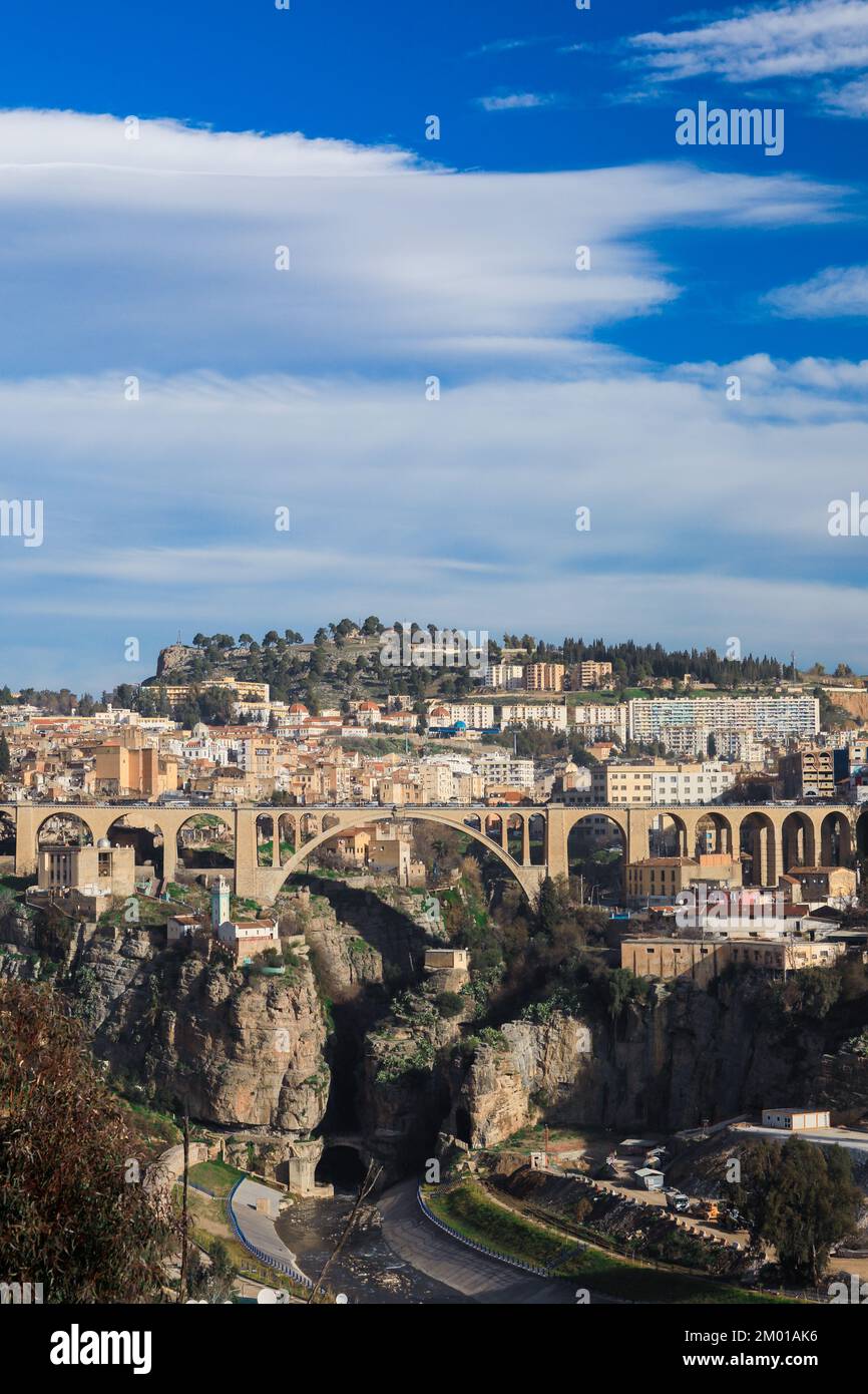 Vue aérienne du Viaduc de Sidi Rached, qui traverse les gorges de Rhummel et se connecte au centre-ville de Constantine, en Algérie Banque D'Images