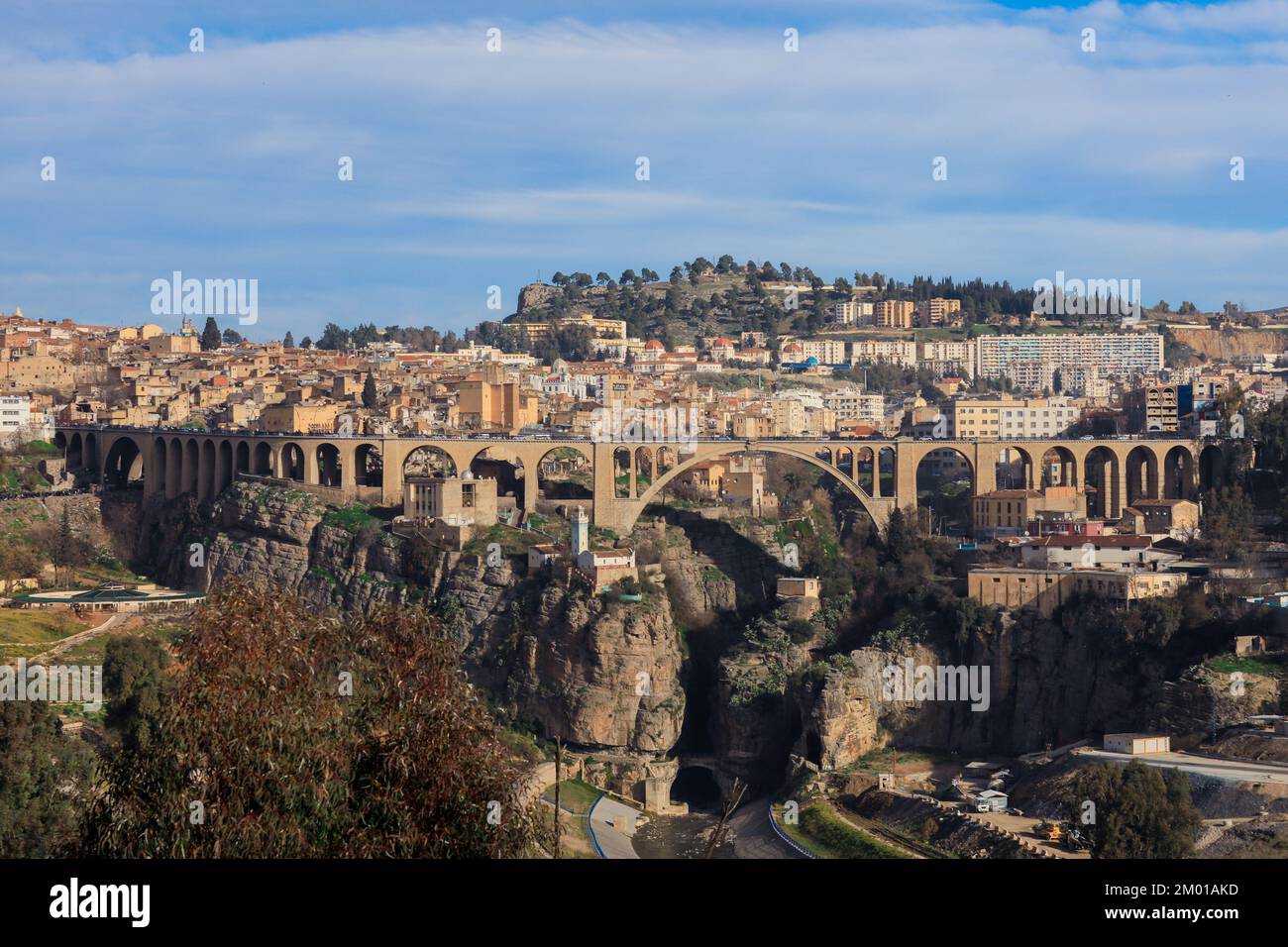 Vue aérienne du Viaduc de Sidi Rached, qui traverse les gorges de Rhummel et se connecte au centre-ville de Constantine, en Algérie Banque D'Images