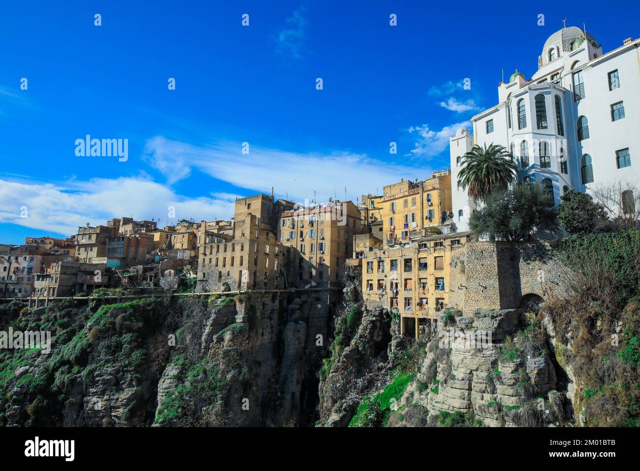 Vue aérienne du Viaduc de Sidi Rached, qui traverse les gorges de Rhummel et se connecte au centre-ville de Constantine, en Algérie Banque D'Images