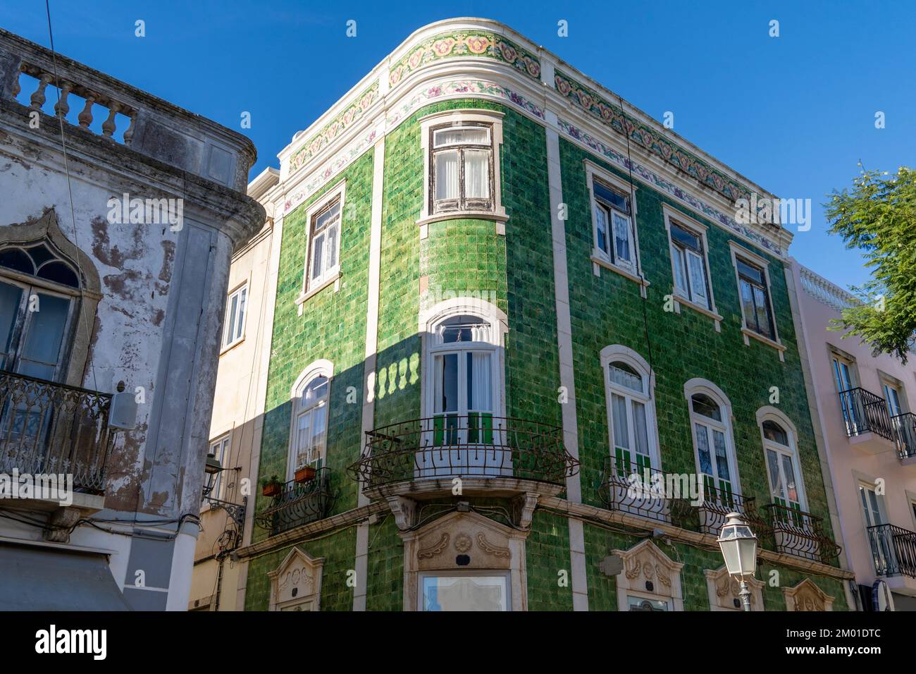 Bâtiment en carrelage vert sur la place Luis de Camoes, dans le centre historique de la ville de Lagos en Algarve, Portugal. Banque D'Images