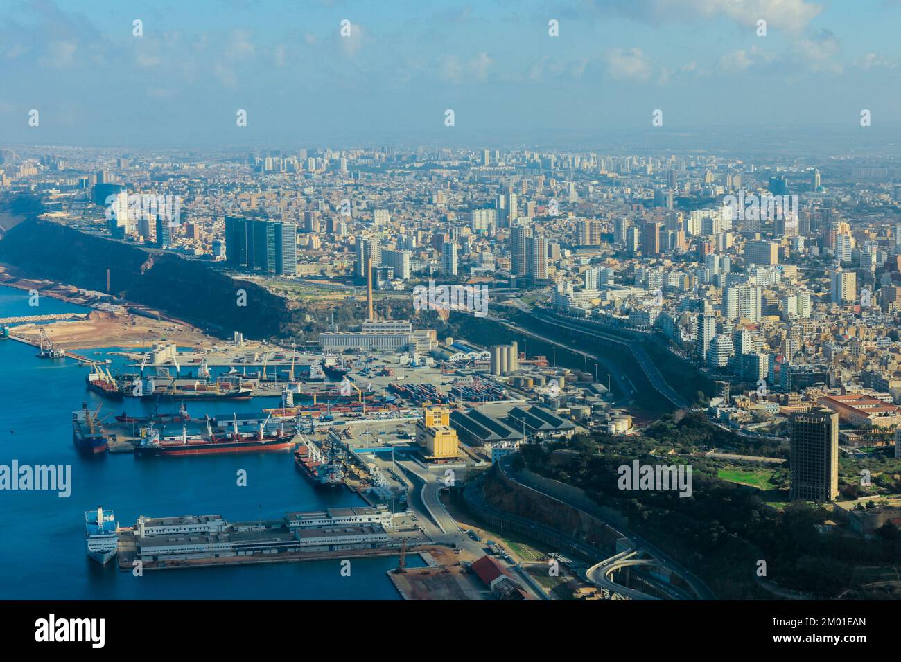 Vue panoramique sur le port d'Oran sur la côte de la mer Méditerranée, Algérie Banque D'Images