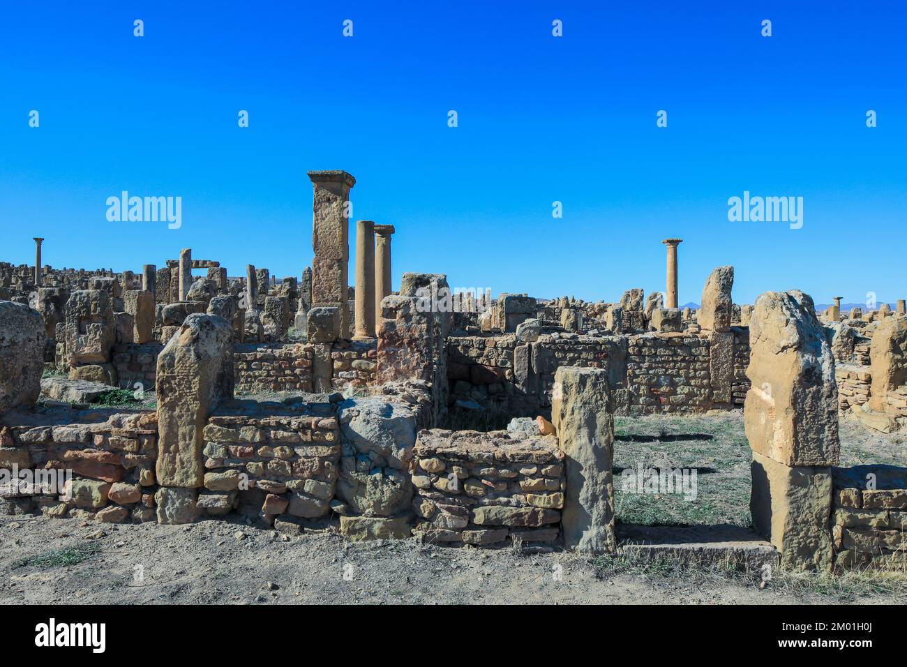 Vue sur les ruines d'une ancienne ville romaine Timgad également connue sous le nom de Marciana Traiana Thamugadi dans les montagnes d'Aures, en Algérie Banque D'Images