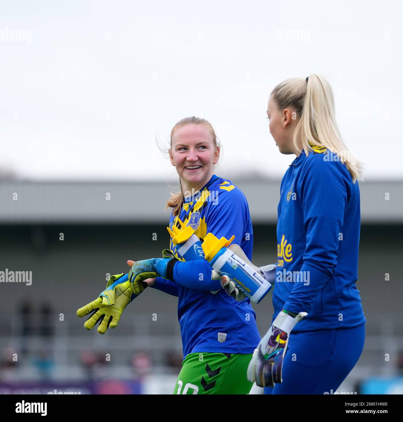 Londres, Royaume-Uni. 03rd décembre 2022. Londres, Angleterre, 3 décembre 2022 : gardien de but Emily Ramsey (12 Everton) et gardien de but Courtney Brosnan (18 Everton) avant le match de football de la Barclays FA Womens Super League entre Arsenal et Everton à Meadow Park à Borehamwood, en Angleterre. (James Whitehead/SPP) crédit: SPP Sport Press photo. /Alamy Live News Banque D'Images