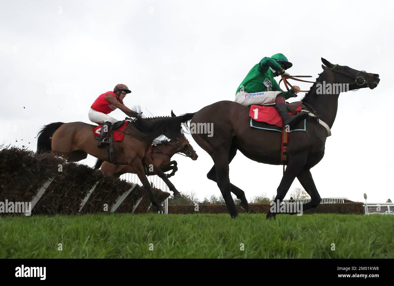 Dolphin Square monté par le jockey David Maxwell (à gauche) sur le chemin de gagner le Pertemps Network handicap (qualificateur) avec Call Me Lord monté par le jockey Ben Bromley (à droite) deuxième jour du Betfair Tingle Creek Festival à l'hippodrome de Sandown Park, Esher. Date de la photo: Samedi 3 décembre 2022. Banque D'Images